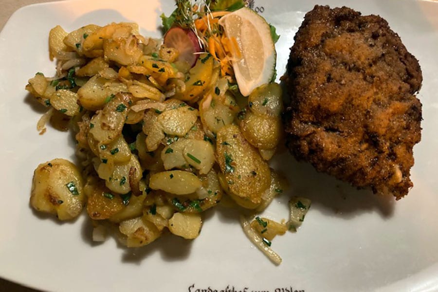 Cordon Bleu mit Bratkartoffeln im Bio Landgasthof Adler in Vogt