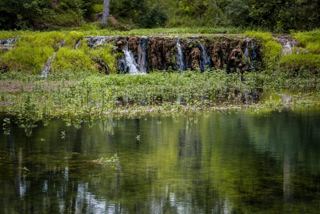 Wasserfall vor der Wimsener Höhle